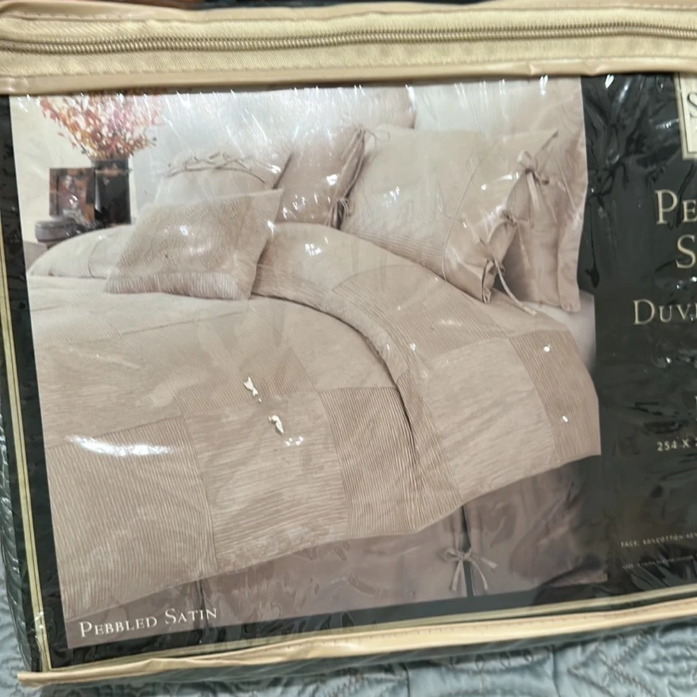 Suite 109 King pebbled satin duvet cover, two matching standard pillowcases NWT